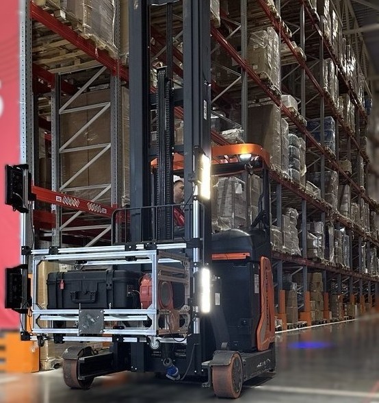 Stockeador montado en las horquillas de un montacargas